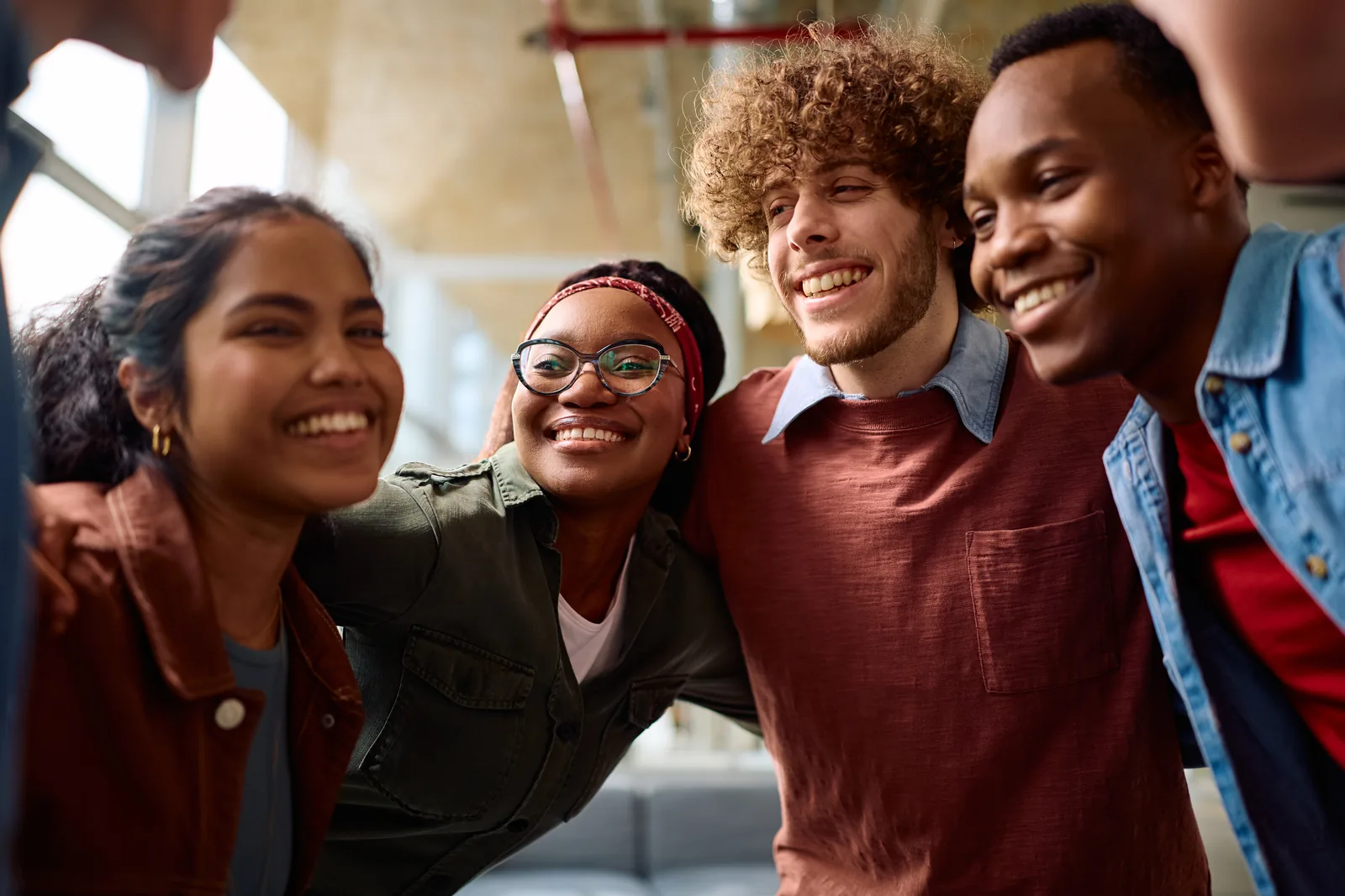 Groupe de jeunes adultes souriants, d'origines diverses