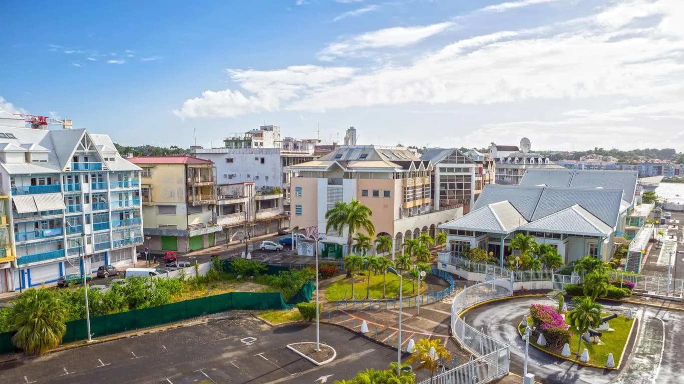 Vue urbaine d'une ville de Guadeloupe